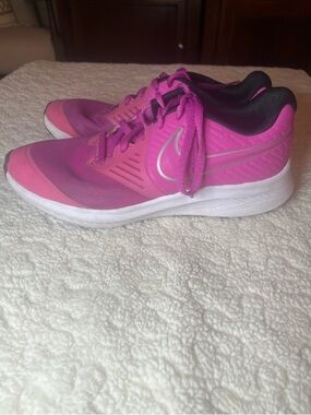 Nike Girls Pink Running Shoes AQ3542-602 Size 6Y Athletic Sneakers